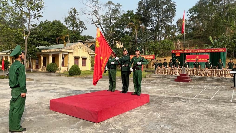 Los nuevos soldados leen los 10 juramentos militares honorarios.jpg