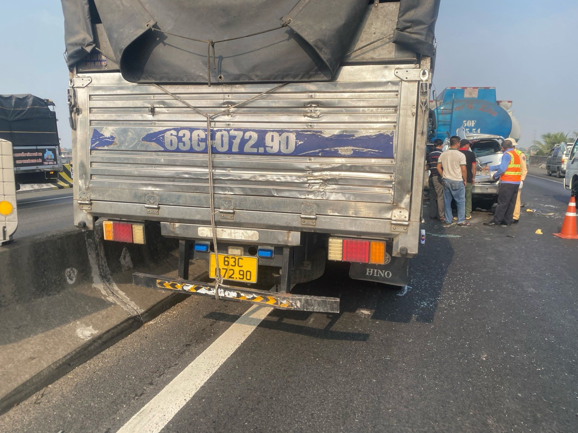 Trois voitures sont entrées en collision consécutivement, provoquant un long embouteillage sur l'autoroute Ho Chi Minh-Ville - Trung Luong, photo 3