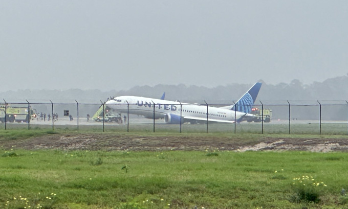 United Airlines plane after it skidded off the runway in Houston today. Photo: Twitter/RenGanner