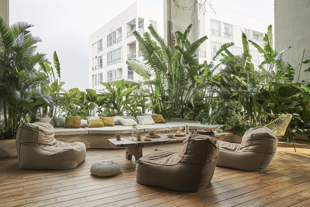 Căn penthouse có nội thất lấy cảm hứng từ resort nhiệt đới tại TPHCM - 3