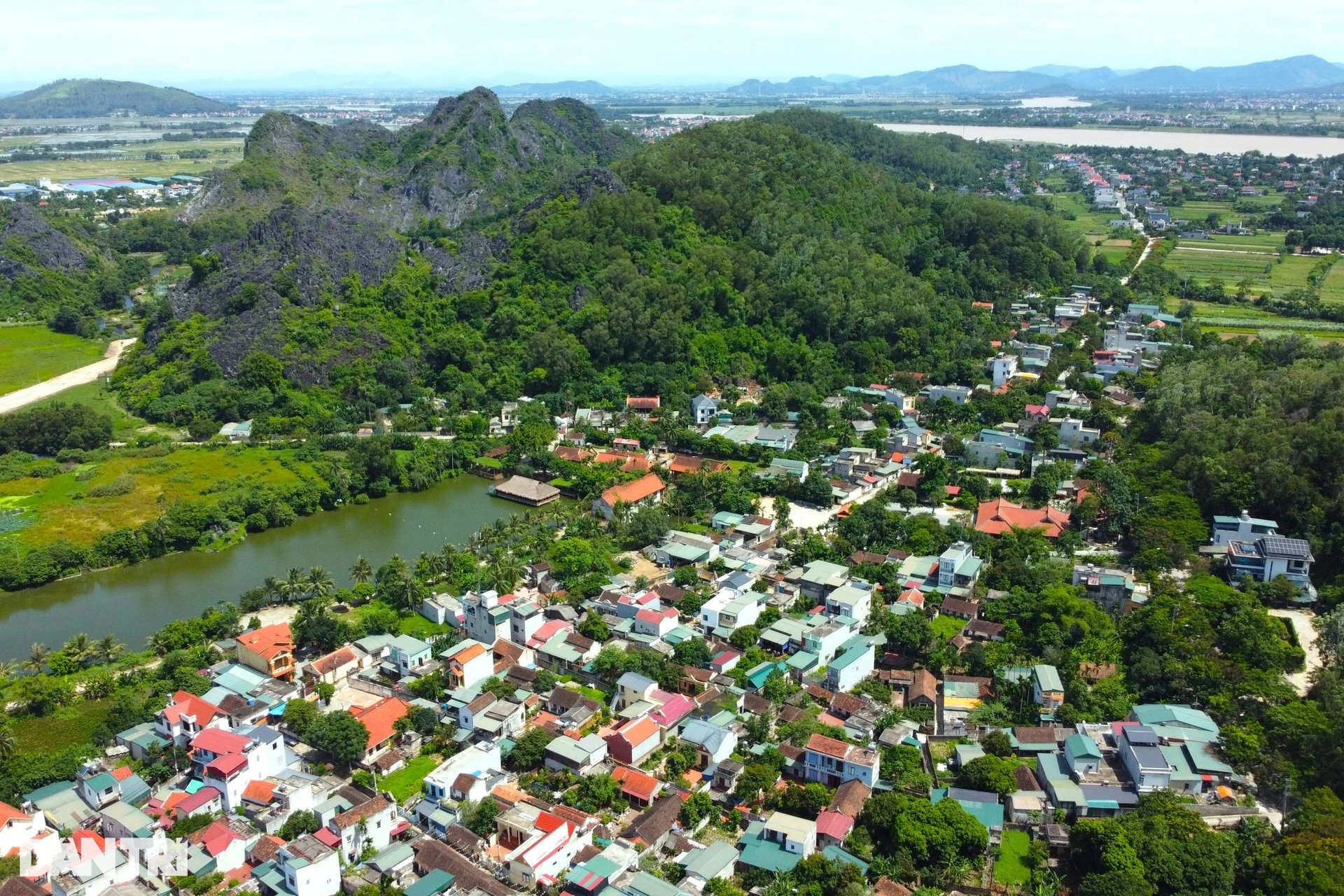 Những ngôi nhà trăm năm tuổi ở làng cổ Đông Sơn - 1