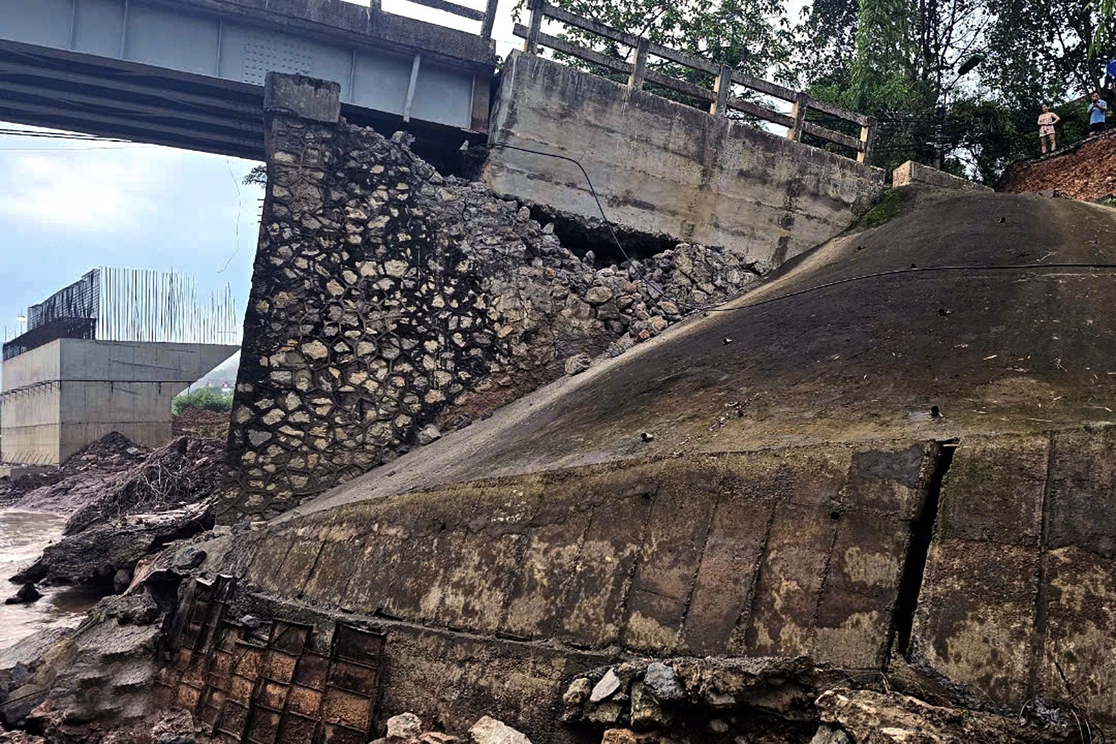 Scene of Ngoi Mong bridge collapse in Hoa Binh city