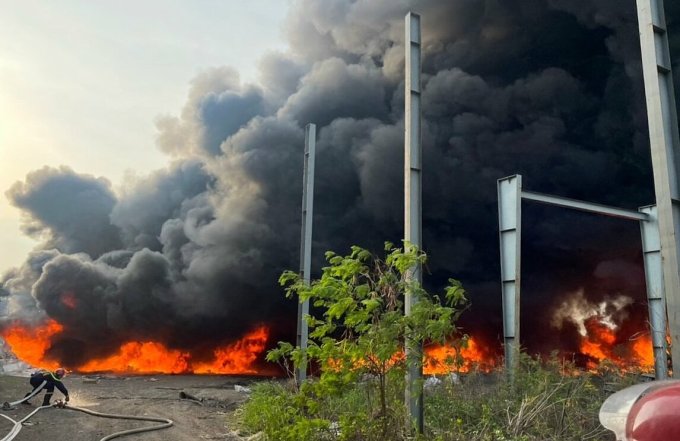 El fuego consumió el taller de madera y se elevó una humareda negra sobre la zona residencial. Foto: Phuoc Tuan