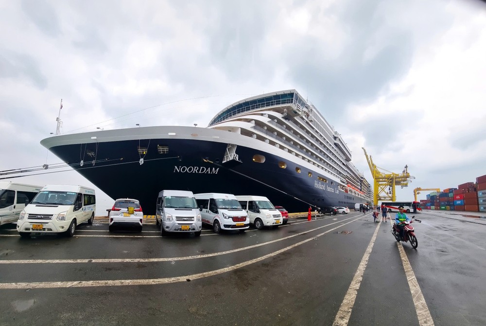 Les navires de croisière et les compagnies aériennes affluent pour amener des visiteurs internationaux dans la région centrale