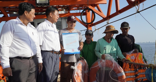 Entregando regalos a los pescadores antes del primer viaje marítimo del año