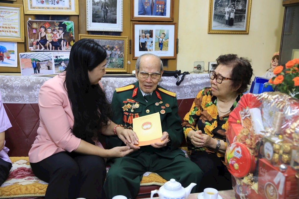 ประธานคณะกรรมการแนวร่วมปิตุภูมิเวียดนามแห่งกรุงฮานอย เหงียน ลาน เฮือง มอบของขวัญให้แก่ทหารผ่านศึก ฮวง ซวน ในเขตคิม มา (เขตบาดิญ)