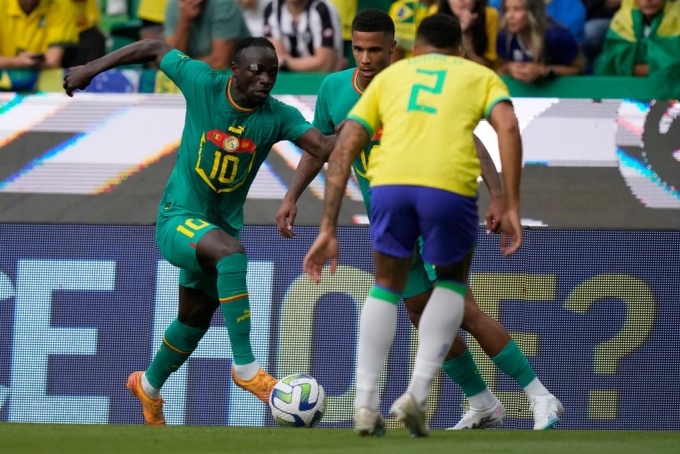 Brasilien konnte Mané (links) und seine Teamkollegen im Spiel am Abend des 20. Juni nicht davon abhalten, anzugreifen. Foto: Reuters