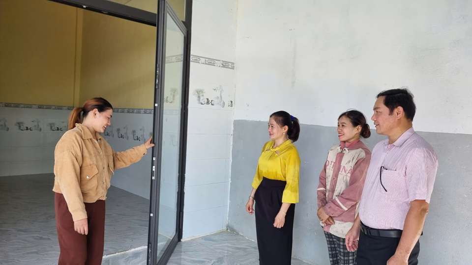 Ms. Dinh Thi Hanh (right in the photo) has built a spacious and comfortable house.