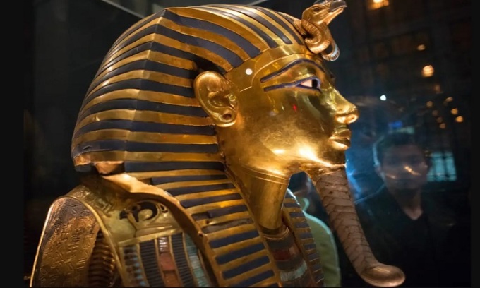 Mặt nạ mai táng bằng vàng của vua Tutankhamun. Ảnh: Reuters