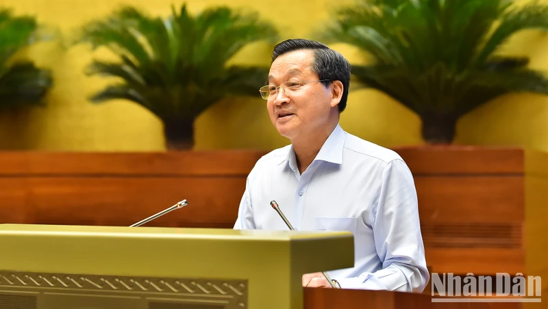 Deputy Prime Minister Le Minh Khai spoke to explain and clarify a number of issues raised by National Assembly deputies at the discussion session. (Photo: THUY NGUYEN)