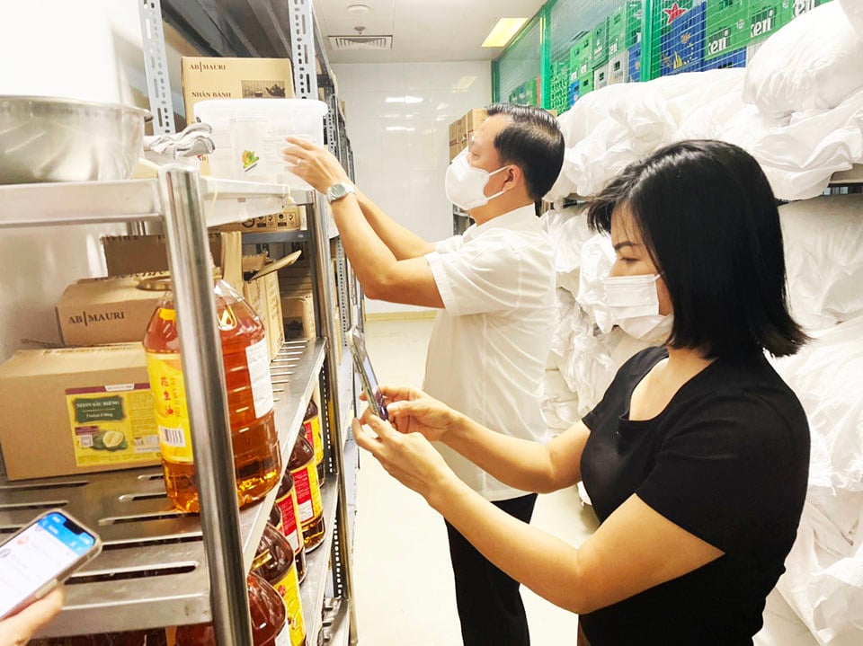 The inspection team inspected baking oil and food ingredient containers, food additives.