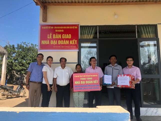 Khanh Hoa : Soutenir 1 830 ménages pauvres et quasi-pauvres dans les zones montagneuses pour construire et réparer des maisons neuves photo 1