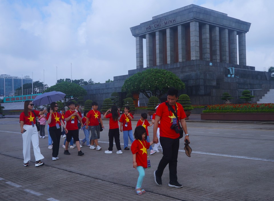 A delegation of overseas Vietnamese teachers and children in Korea visited President Ho Chi Minh's mausoleum and the Presidential Palace relic. Photo: Viet Anh