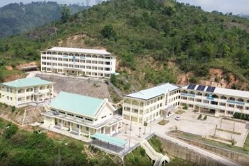 Escuela recién construida abandonada por deslizamiento de tierra, cientos de estudiantes viajan 40 km para ir a la escuela
