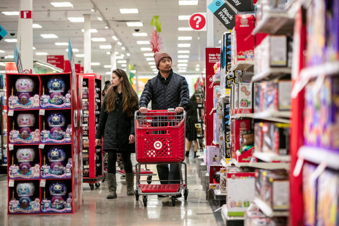 Khách hàng mua sắm ở siêu thị Target tại Chicago, Illinois, Mỹ ngày 25/12/2022. Ảnh: Reuters