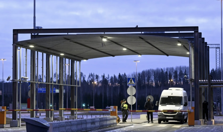 Grenzbeamte kontrollieren Fahrzeuge am Grenzposten Nuijamaa zwischen Russland und Finnland in Lappeenranta. (Foto: Politico)