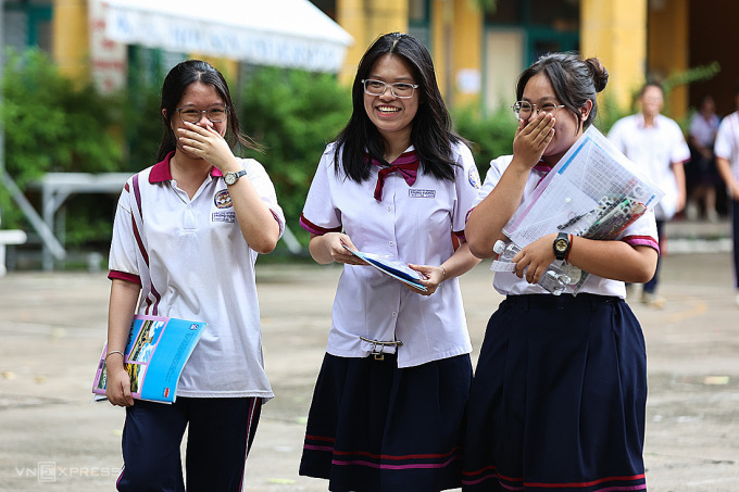 ผู้สมัครสอบจบการศึกษาระดับมัธยมศึกษาตอนปลายประจำปี 2023 ที่โรงเรียนมัธยมศึกษา Trung Vuong เขต 1 ภาพโดย: Quynh Tran