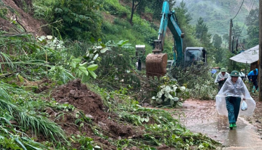 Thông xe quốc lộ 32 đi miền núi phía Bắc sau mưa lũ