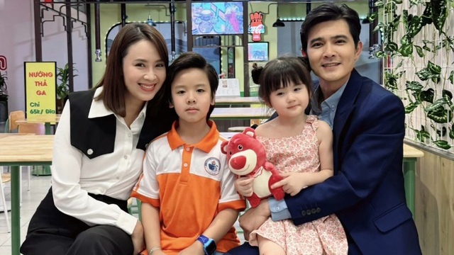 Family photo of Nghia and Ngan Ha caused a stir. Photo: Facebook of the character