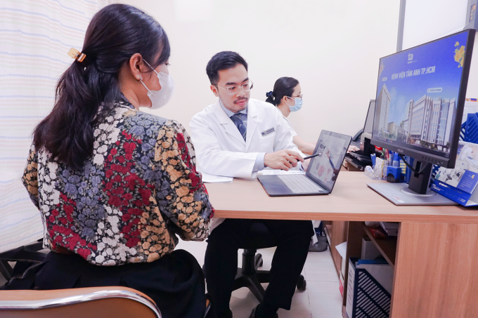 Doctor Le Xuan Nguyen examines and consults patients about egg freezing to preserve their ability to become mothers at IVFTA-HCMC. Photo: Hoai Thuong