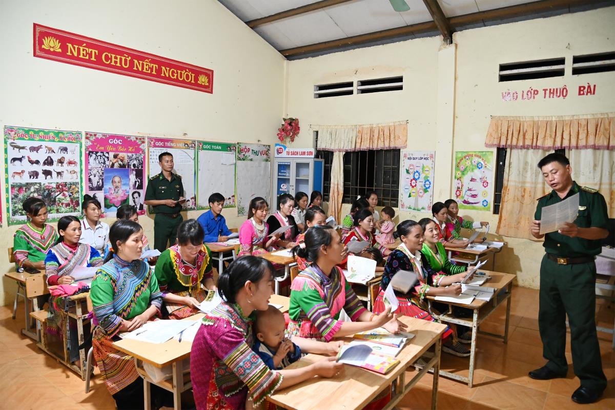 Captain Ho Van Di propagates, disseminates and educates the law at a literacy class for women's union members and people of Kham 2 village, Trung Ly commune, Muong Lat district. (Photo: Quoc Toan)