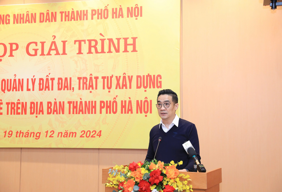 El director del Departamento de Planificación y Arquitectura, Nguyen Trong Ky Anh, presentó el informe del Comité Popular de la Ciudad en la sesión de explicación.