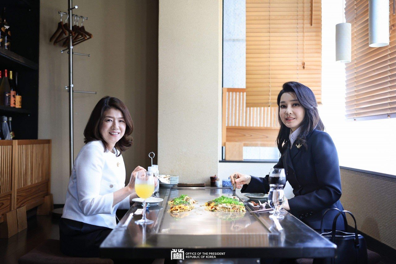 Gu thời trang ấn tượng của vợ Tổng thống Hàn Quốc Yoon Suk Yeol Gu thời trang ấn tượng của vợ Tổng thống Hàn Quốc Yoon Suk Yeol
