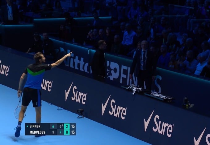 Medvedev fait face au public, dans le troisième set du match contre Sinner en demi-finale des ATP Finals le 18 novembre. Capture d'écran