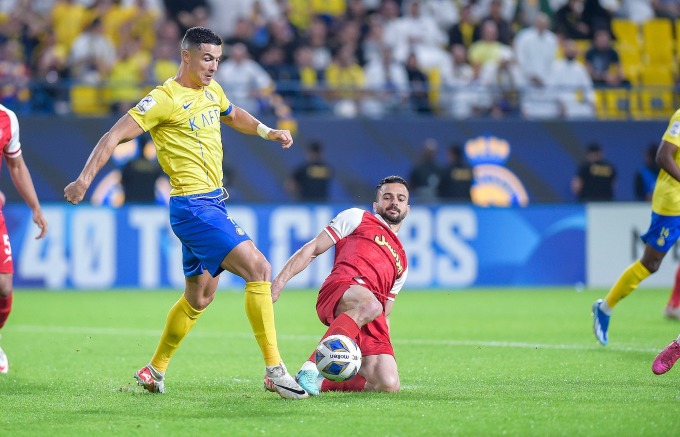 La collision entre Ronaldo (jaune) et Rafiei dans la surface de réparation à la deuxième minute. Photo : Vanguard