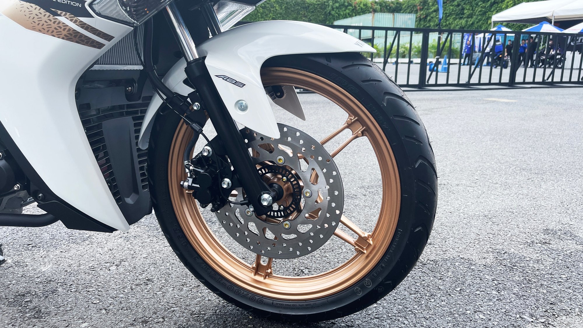 Chống bó cứng phanh: Công nghệ an toàn ô tô dần phổ cập trên xe máy - Ảnh 2.