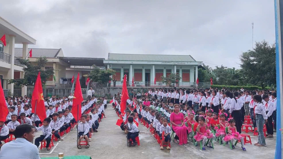 សិស្សជនជាតិភាគតិចនៅឃុំ Na Ngoi ស្រុក Ky Son ចូលរួមពិធីបើកបវេសនកាលឆ្នាំសិក្សាថ្មី ២០២៤-២០២៥។