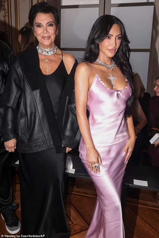 Kim “siêu vòng ba” gợi cảm, quyến rũ hỗ trợ Victoria Beckham - Ảnh 4.