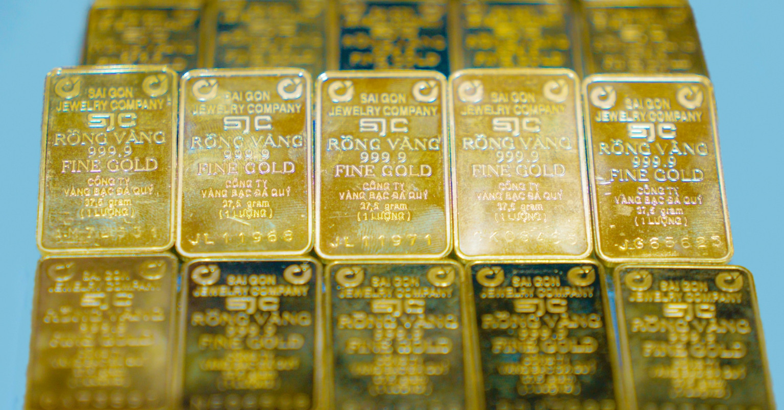 The State Bank imports gold, sells it at low profit, and immediately eliminates the unreasonable price difference.