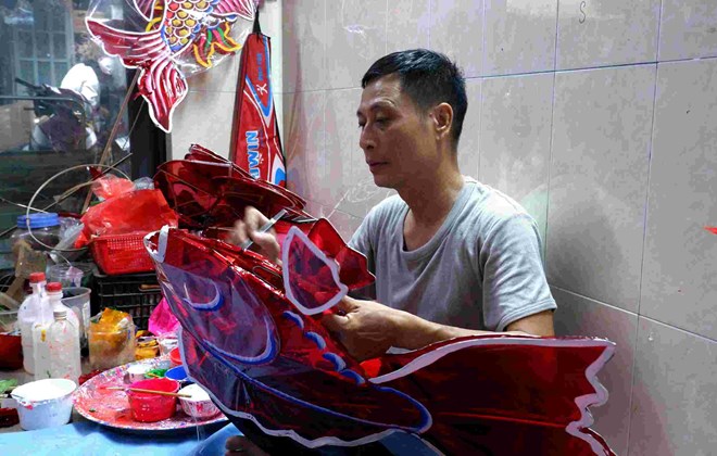 Phu Binh craft village brings traditional lanterns to e-commerce platform