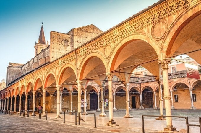 Eine überdachte Straße und ein Torbogen in Bologna. Foto: Italy Magazine