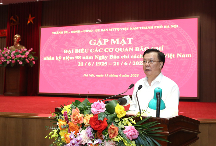 Hanoi People's Committee requests district and commune departments to proactively provide information to reporters. Image 2