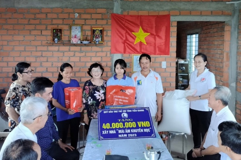 Chương trình trao Mái ấm khuyến học cho em Phạm Hồng Anh.