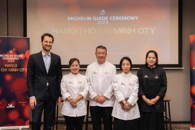 Gwendal Poullennec (à l'extrême gauche) pose avec trois représentants de restaurants une étoile Michelin : Gia, Hibana de Koki et Tam Vi, et Nguyen Thi Nu, du restaurant Vietnam House. Nguyen Thi Nu a remporté le prix du service.