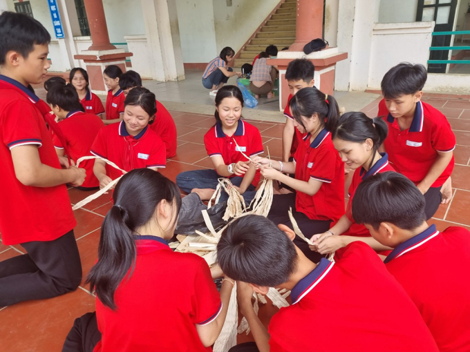 Die Schüler wenden ihr Chemiewissen an, wenn sie den Prozess der Verarbeitung konischer Blätter erlernen. Foto: Tran Thi Minh Tam