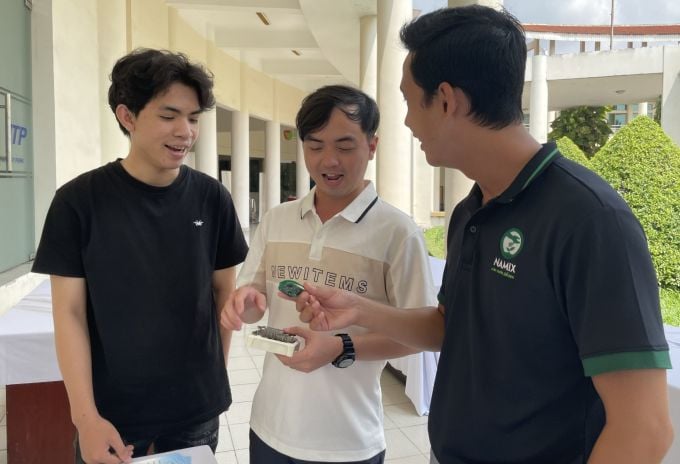 Productos electrónicos de una empresa emergente que participa en una exposición en el Parque de Tecnología de Software de la Universidad Nacional de Ciudad Ho Chi Minh, en mayo. Foto: Ha An