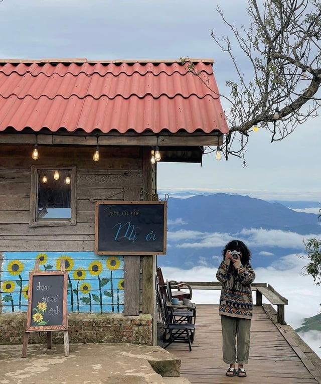 Una cafetería vietnamita se hace famosa en las redes sociales chinas por su vista a las nubes.