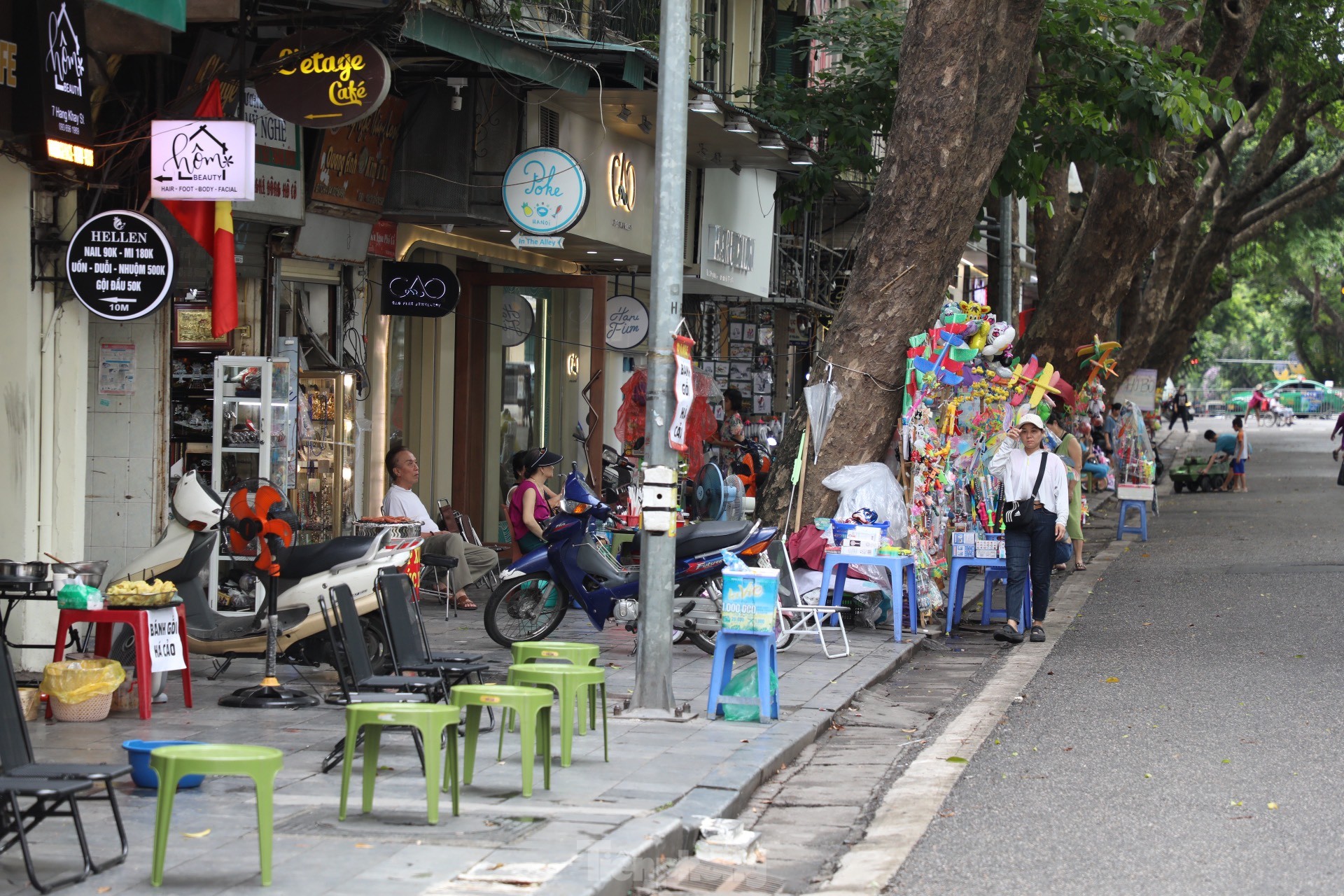 Imágenes contrastantes entre aceras alquiladas y no alquiladas en Hanoi (foto 2)