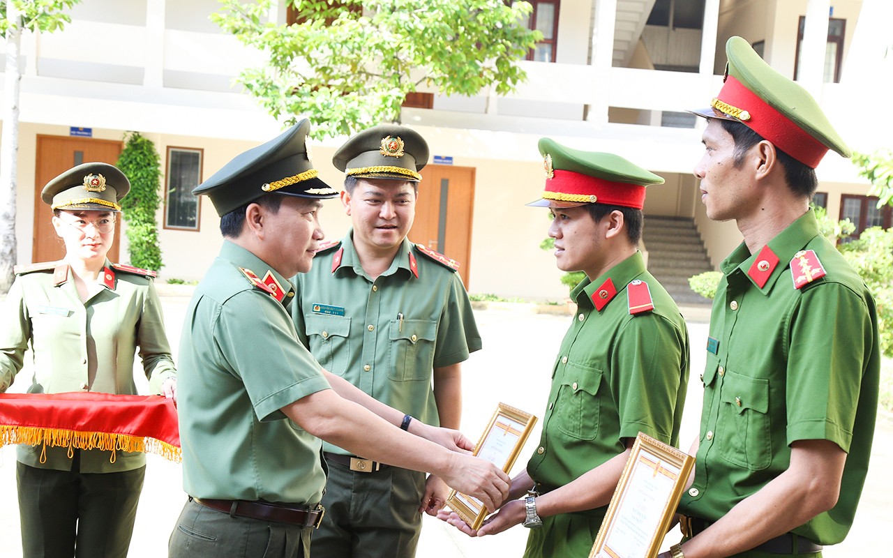 ព្រឹត្តិការណ៍ - Dong Nai៖ ផ្តល់រង្វាន់ដល់ក្រុមដែលបានស៊ើបអង្កេត និងបំភ្លឺករណីឃាតកម្ម (រូបថតទី៣)។