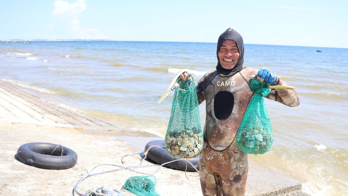 Fisherman Nguyen Nam with clams he just dived in Rang sea, Phan Thiet city. Photo: Viet Quoc