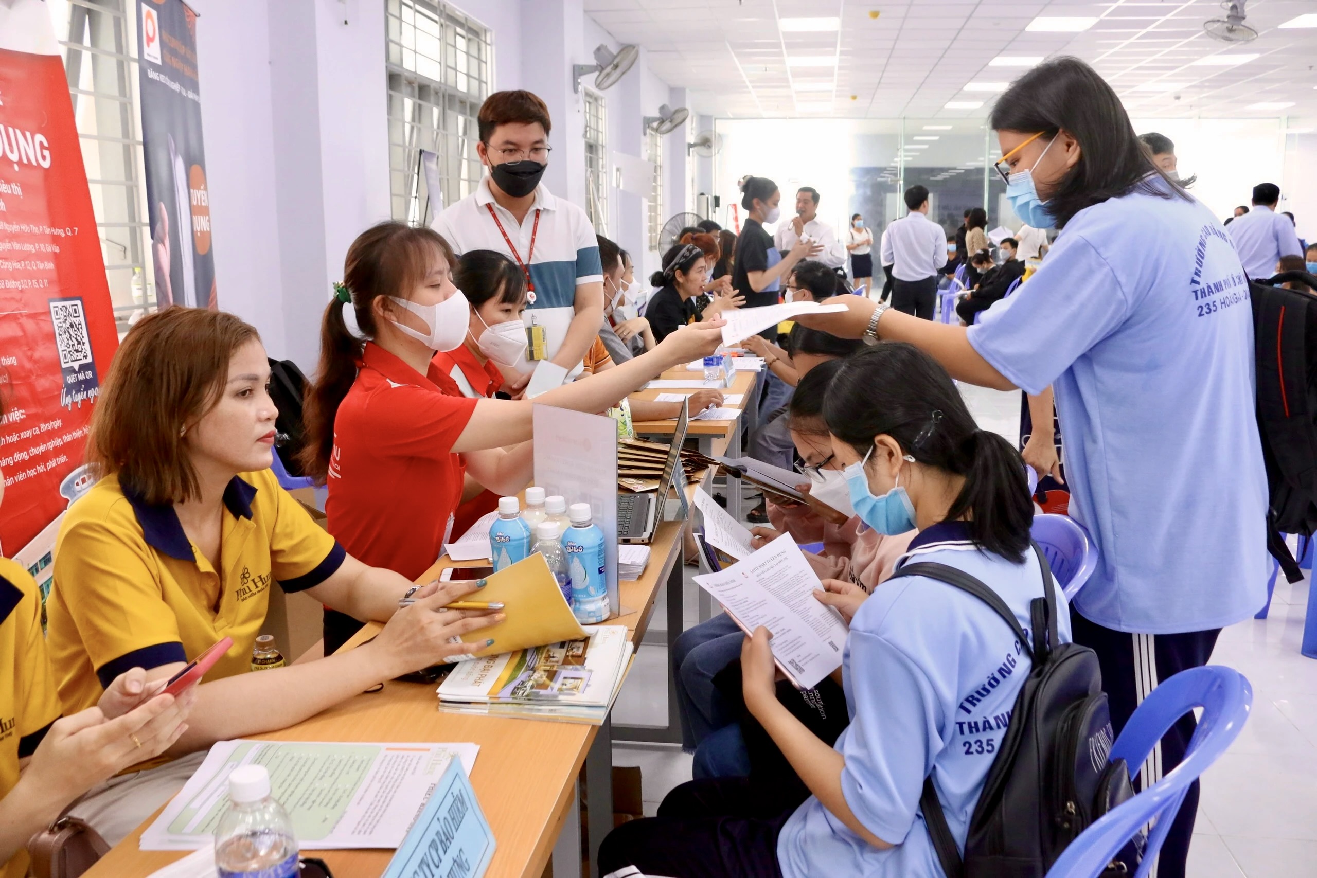 Người lao động vào làm việc có bắt buộc phải nộp hồ sơ, giấy tờ cá nhân?- Ảnh 1.