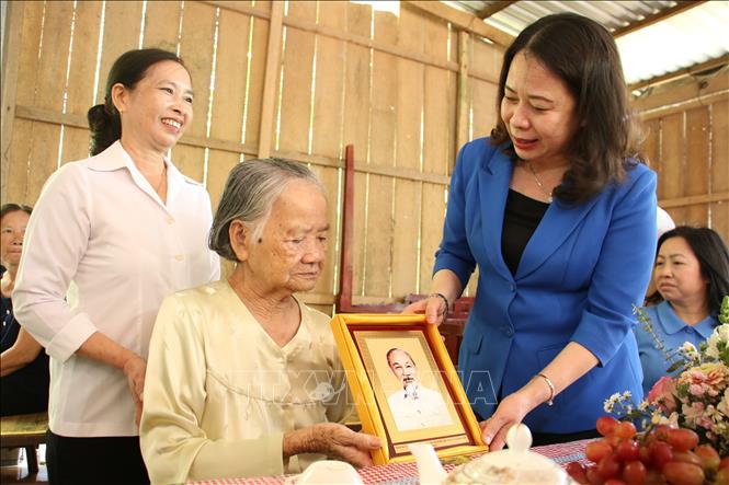 Vizepräsidentin Vietnams Thi Anh Xuan verteilt Tet-Geschenke an die Armen in Ben Tre, Foto 1