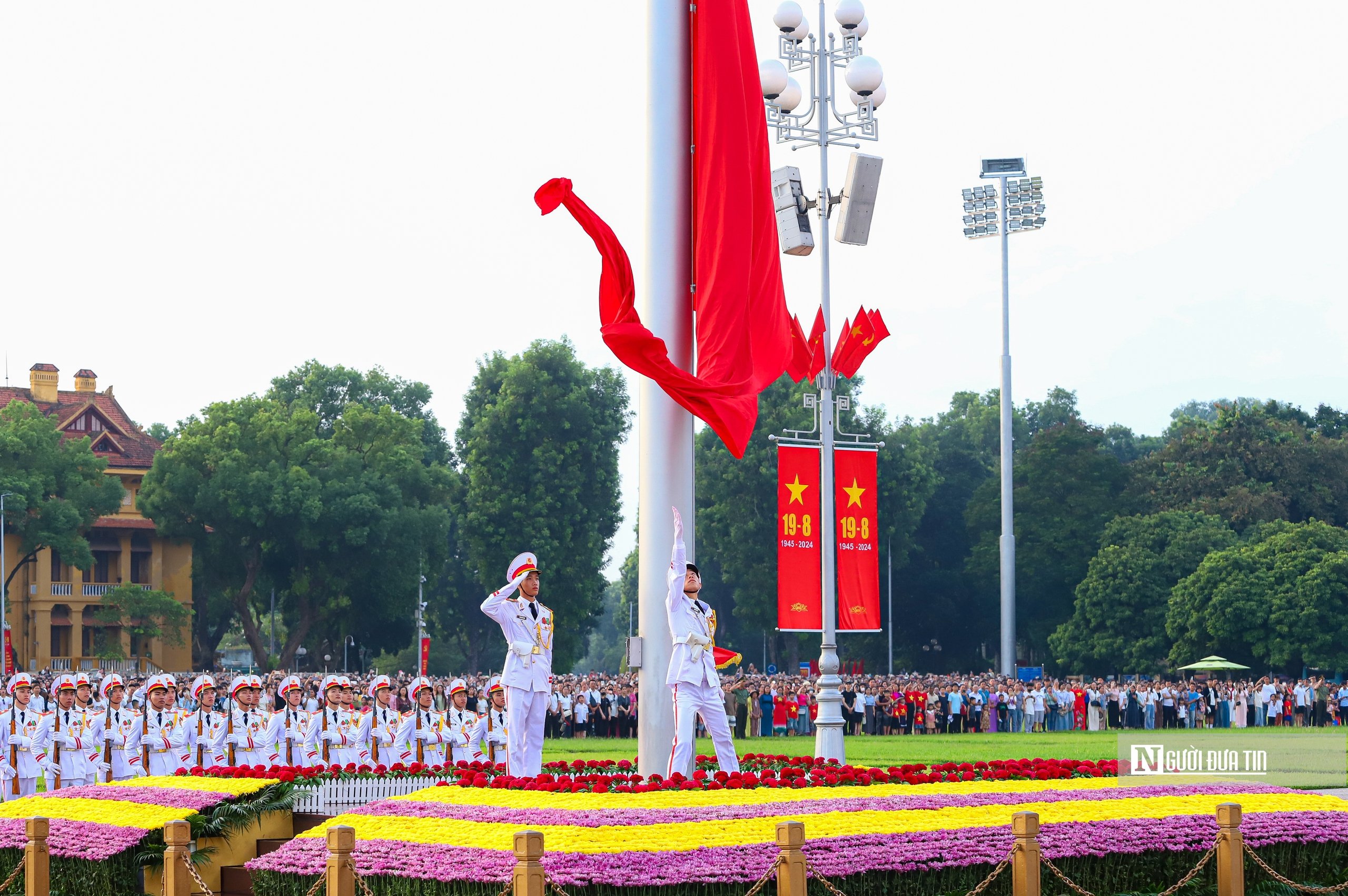 មនុស្ស​រាប់​ពាន់​នាក់​បាន​ក្រោក​ពី​ព្រលឹម​ដើម្បី​ទស្សនា​ពិធី​លើក​ទង់ជាតិ និង​រីករាយ​ថ្ងៃ​បុណ្យ​ជាតិ​ថ្ងៃ​ទី​២ ខែ​កញ្ញា។