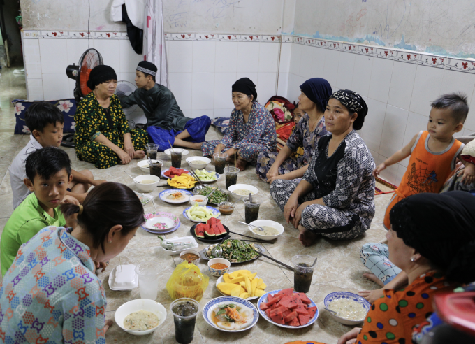 3월 13일 오후 6시 10분 호치민시 8구에 사는 아담 마리나 여사의 가족이 채식 식사를 하고 있는 모습. 사진: 응옥 응안