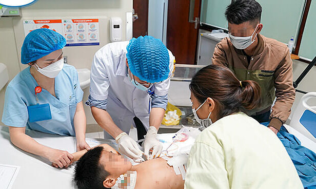 Le patient est examiné par des médecins après l'opération. Photo : Truong Giang