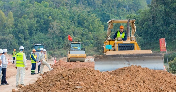 Gần 100 công nhân hai cao tốc lớn tranh tài vận hành máy và kỹ thuật thi công